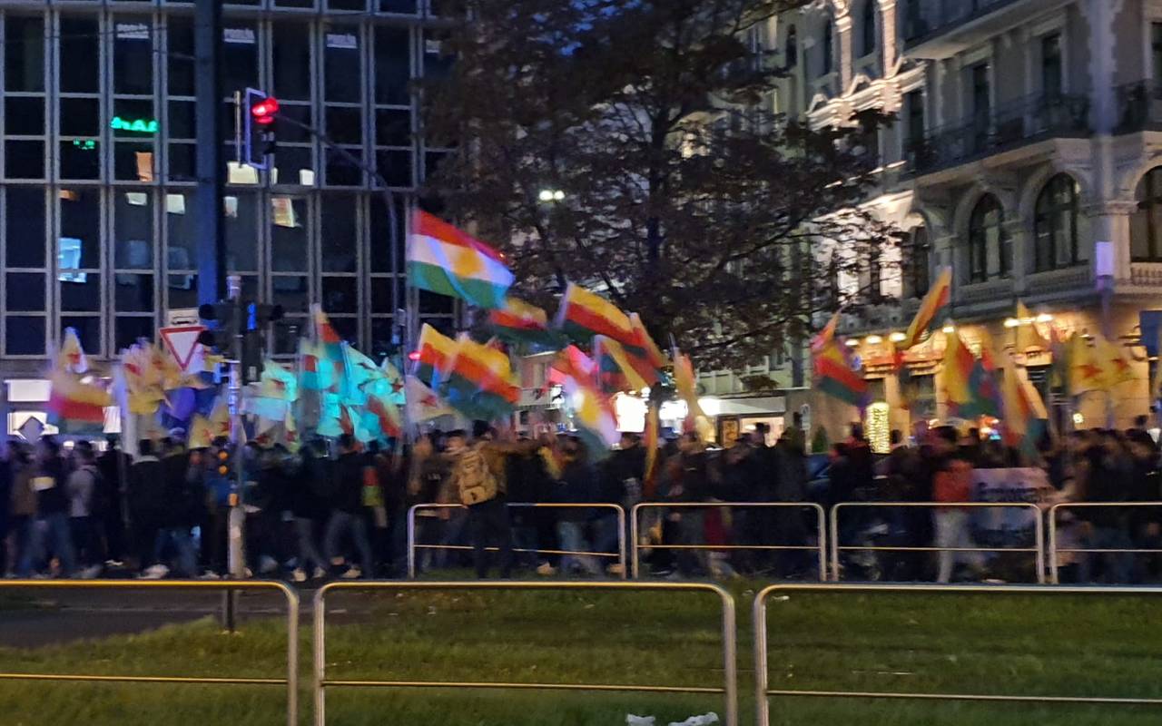 Kurden Demonstrieren In Dusseldorf Antenne Dusseldorf