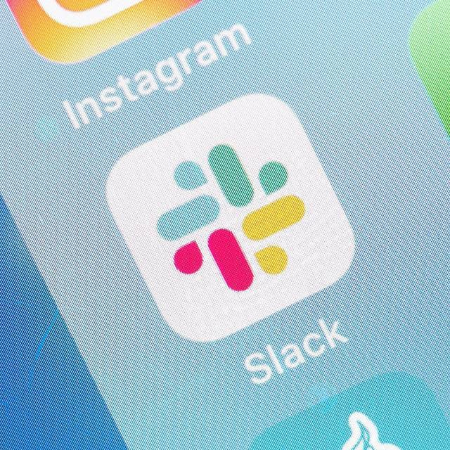 Die Slack-App auf einem Smartphone