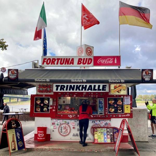 Eine Kundin steht vor dem Fortuna-Büdchen am Rhein. 