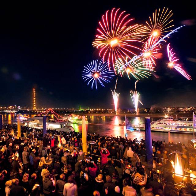 Feuerwerk an den Kasematten am Rhein