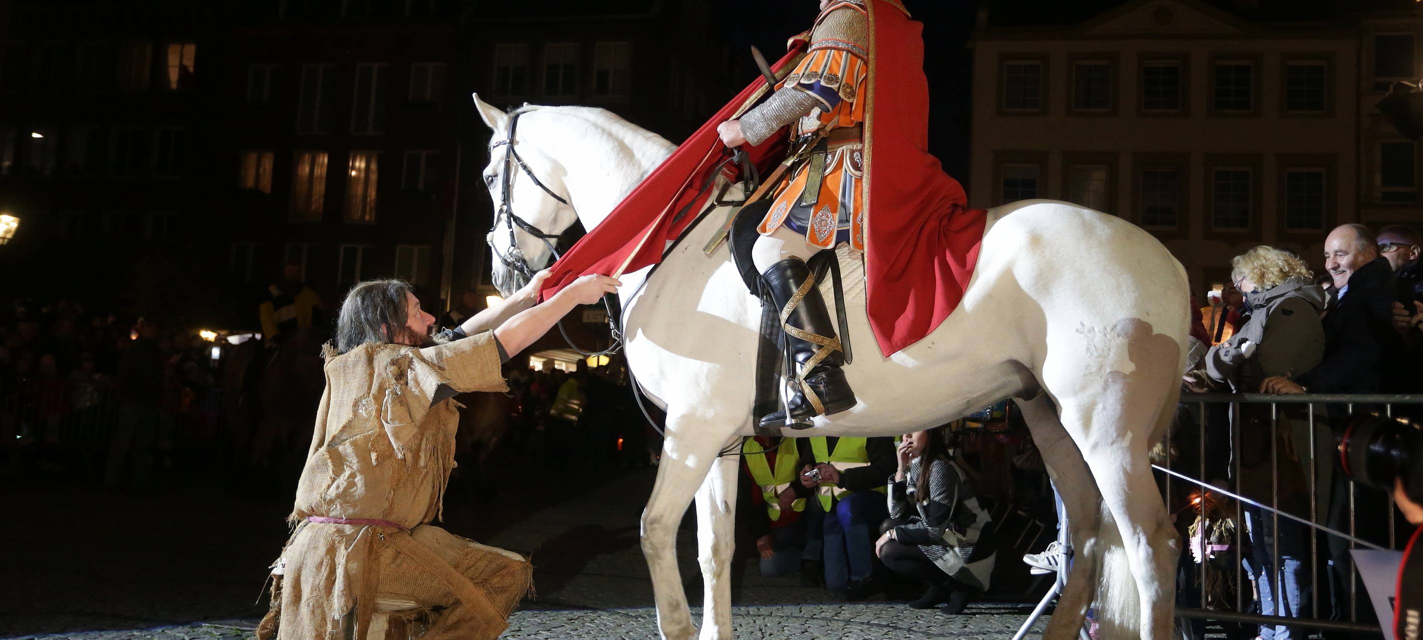 St. Martin bei der Mantelteilung in der Altstadt. Ein Bettler bekommt Teile seines Mantels.