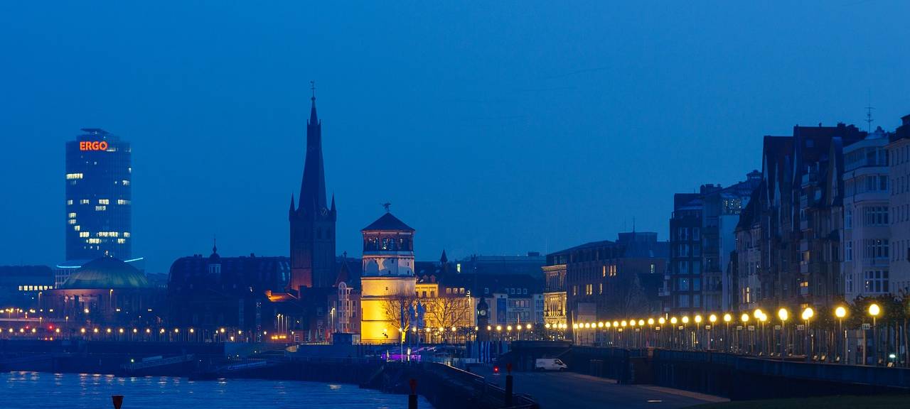 Blick auf den Schlossturm und Lambertus in der Abenddämmerung