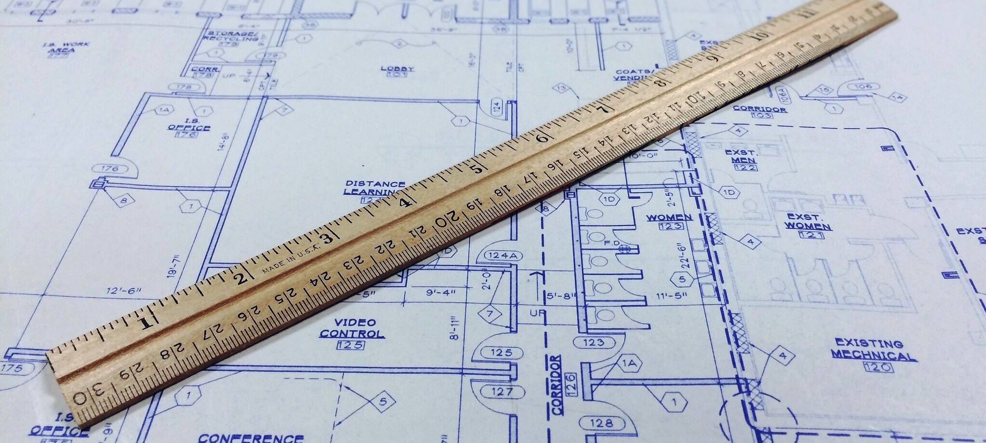 Ein Lineal liegt auf einer Planungsskizze
