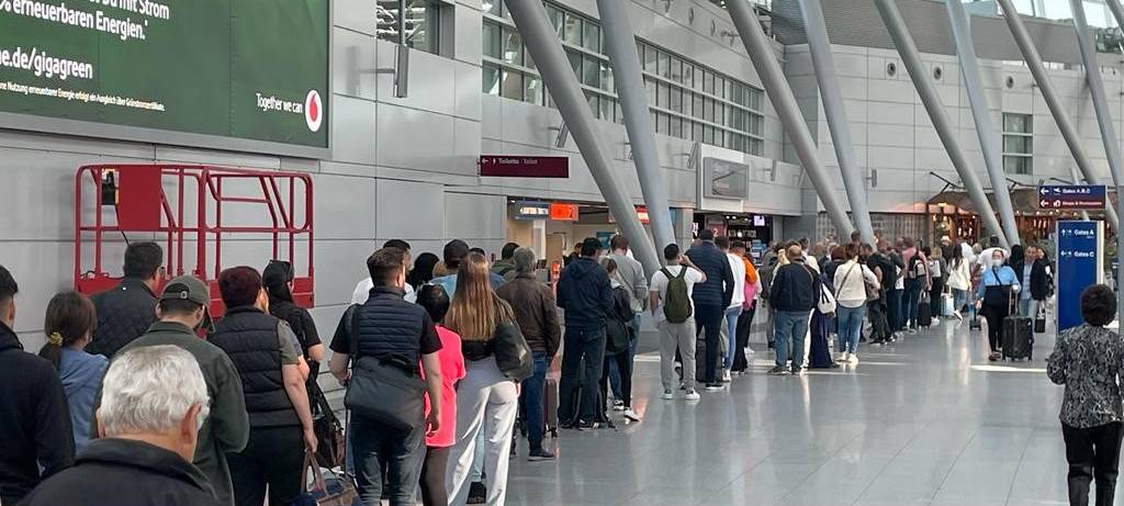 Warteschlange am Düsseldorfer Flughafen, Warnstreik