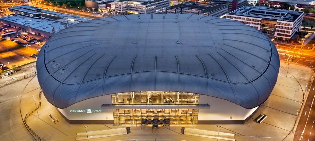 Der Dome in Rath am Abend hell beleuchtet