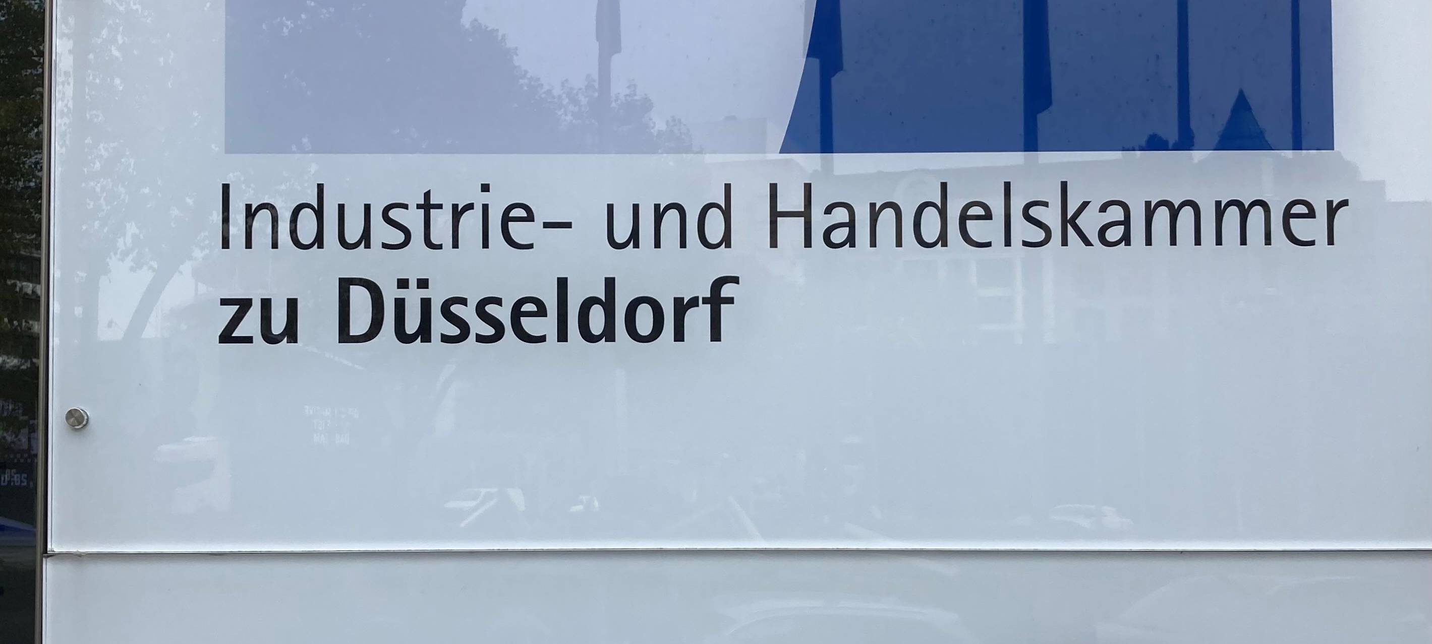 Plakette mit dem Aufdruck IHK Düsseldorf