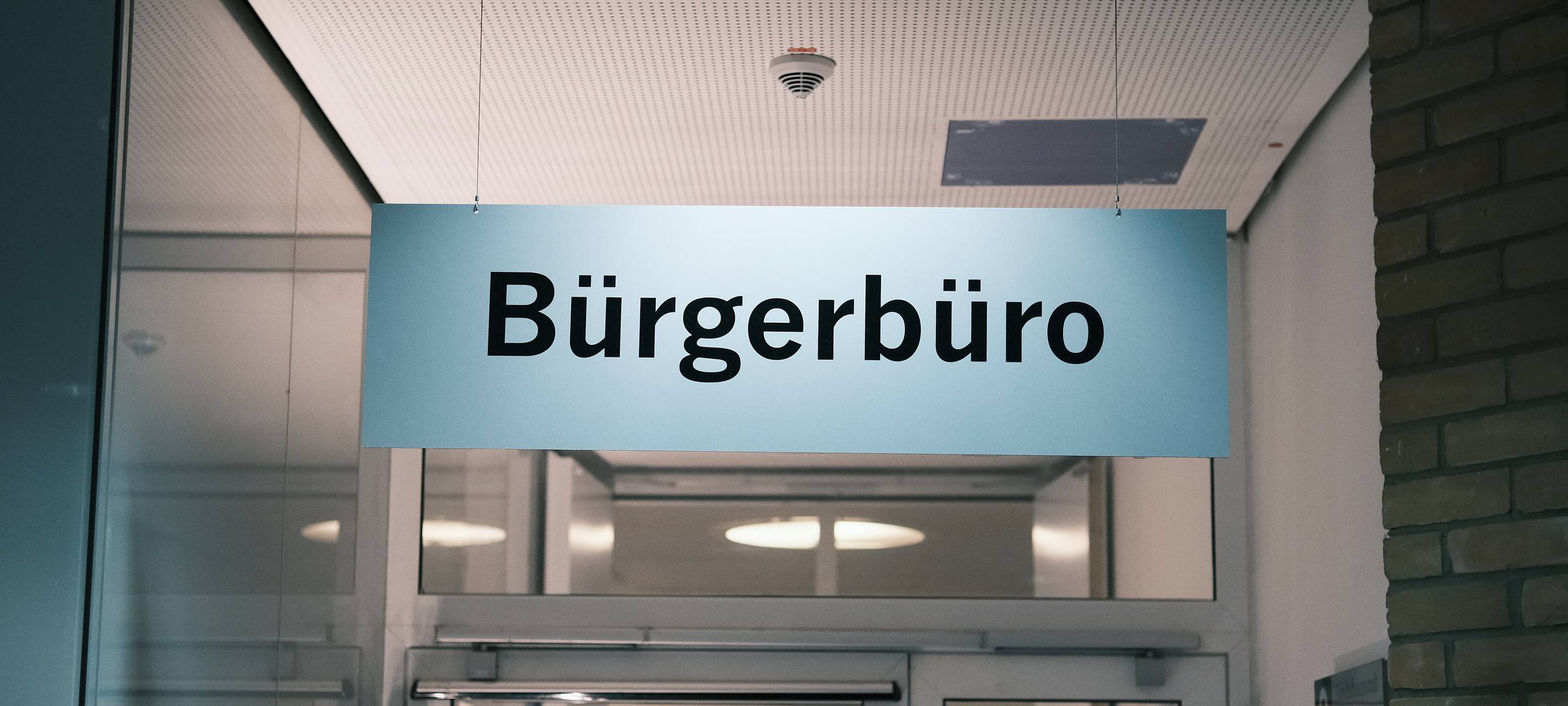 Der Eingang zu einem "Bürgerbüro" in Düsseldorf. Ein Schild weist den Weg.