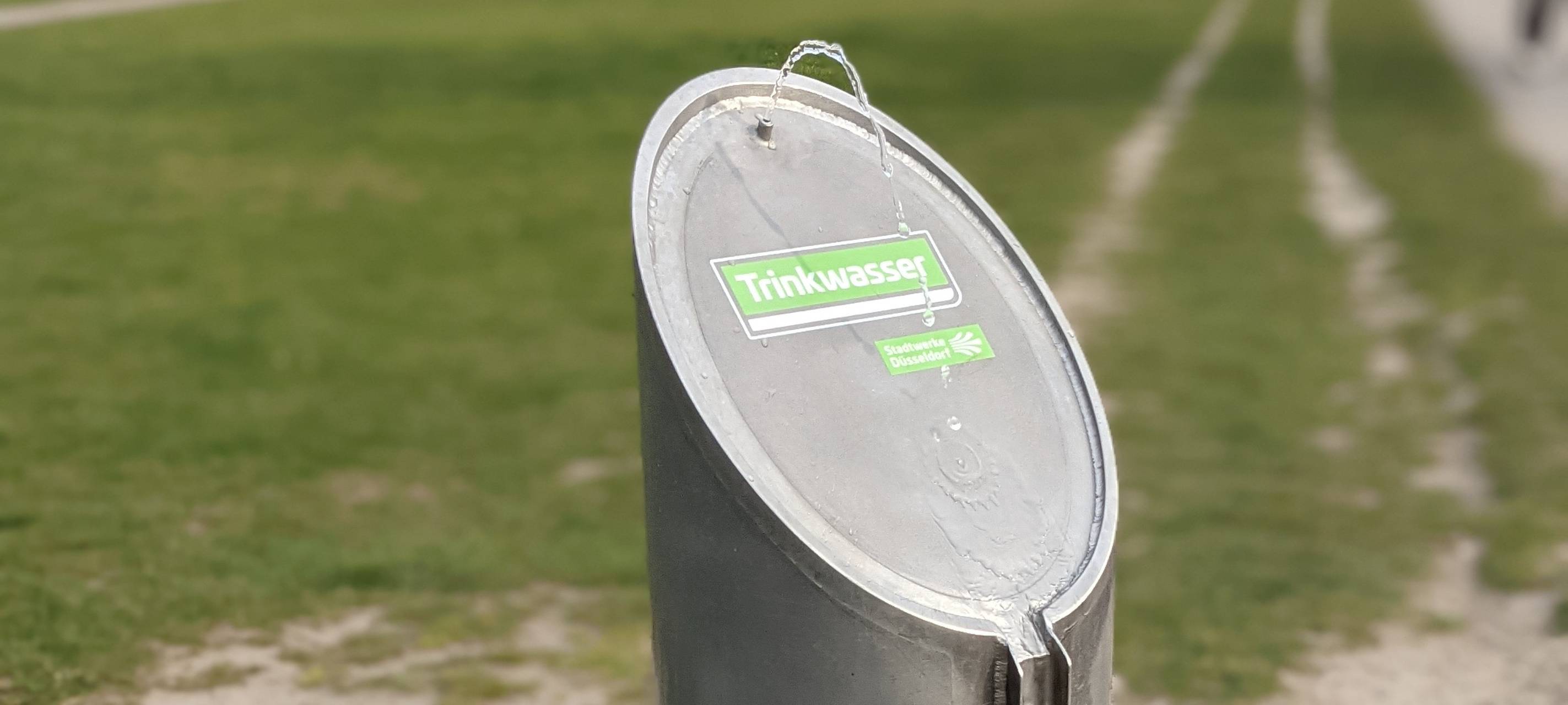 Ein Trinkwasserbrunnen mit sprudeldem Wasser.
