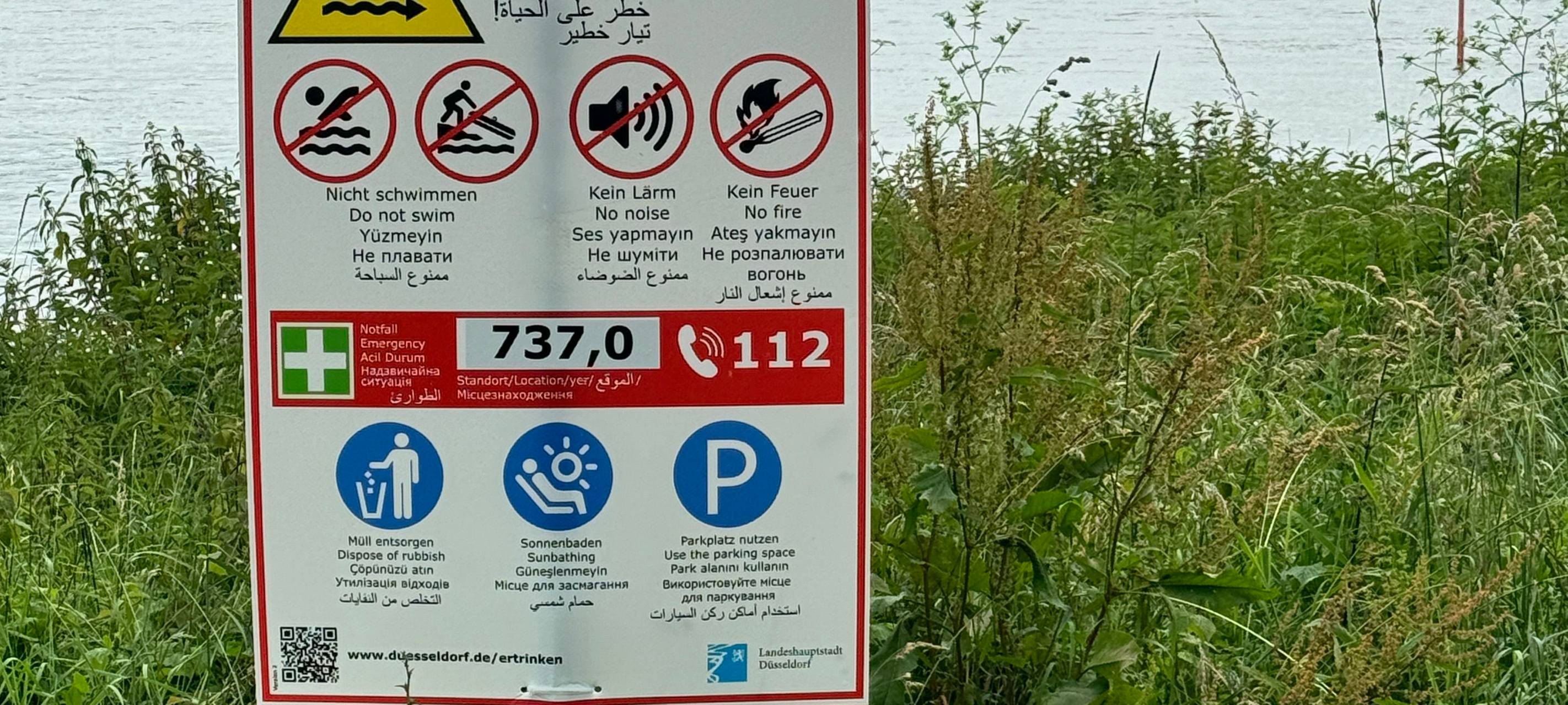 Hinweisschilder warnen vor dem Baden im Rhein.