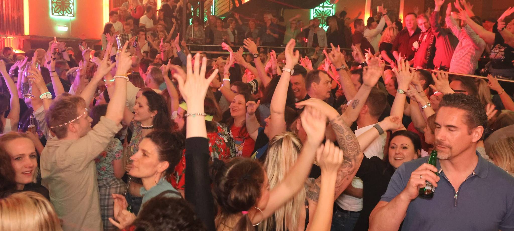 Feiernde Menschen bei der letzten 90er-Party von Antenne Düsseldorf in der Nachtresidenz.