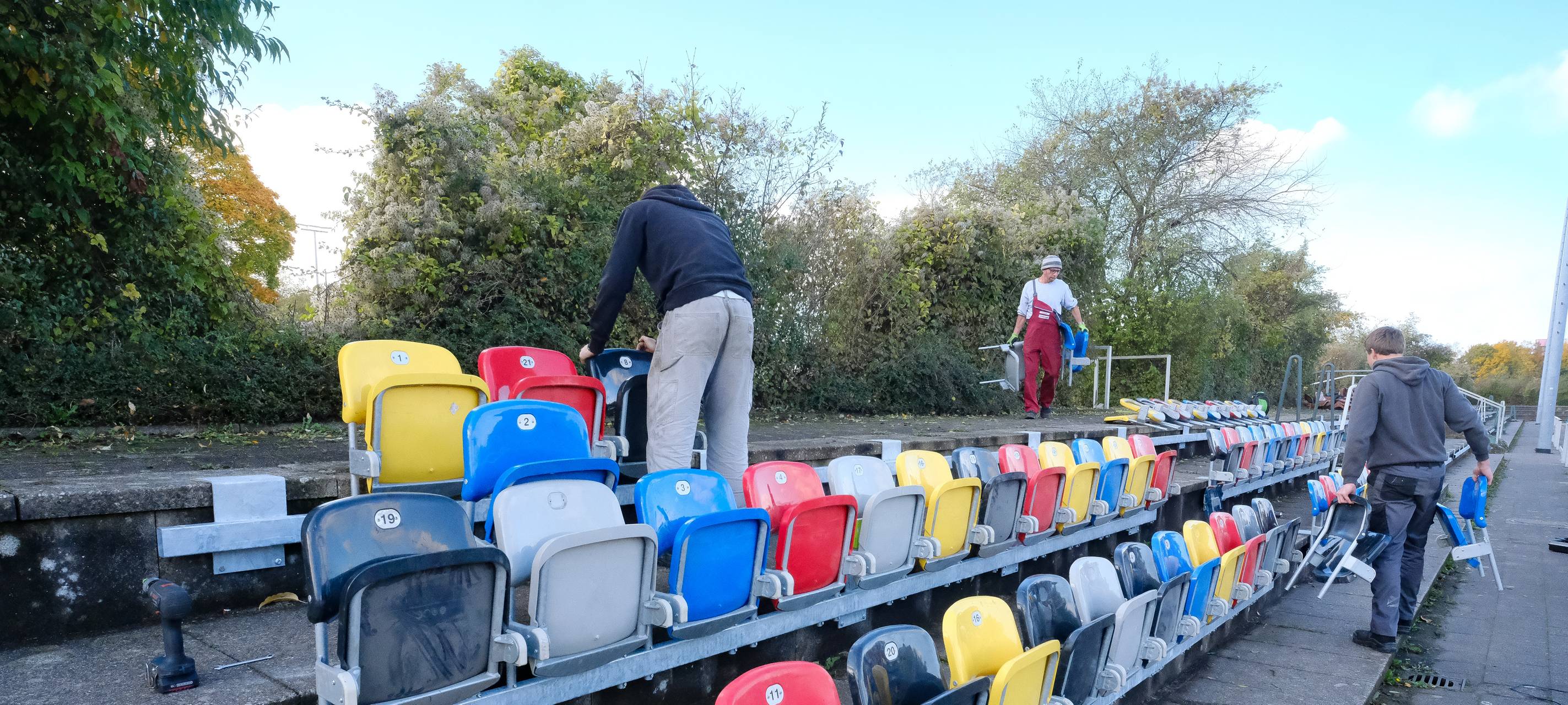Bunte Sitzschalen an der Sportanlage Koblenzer Straße in Garath