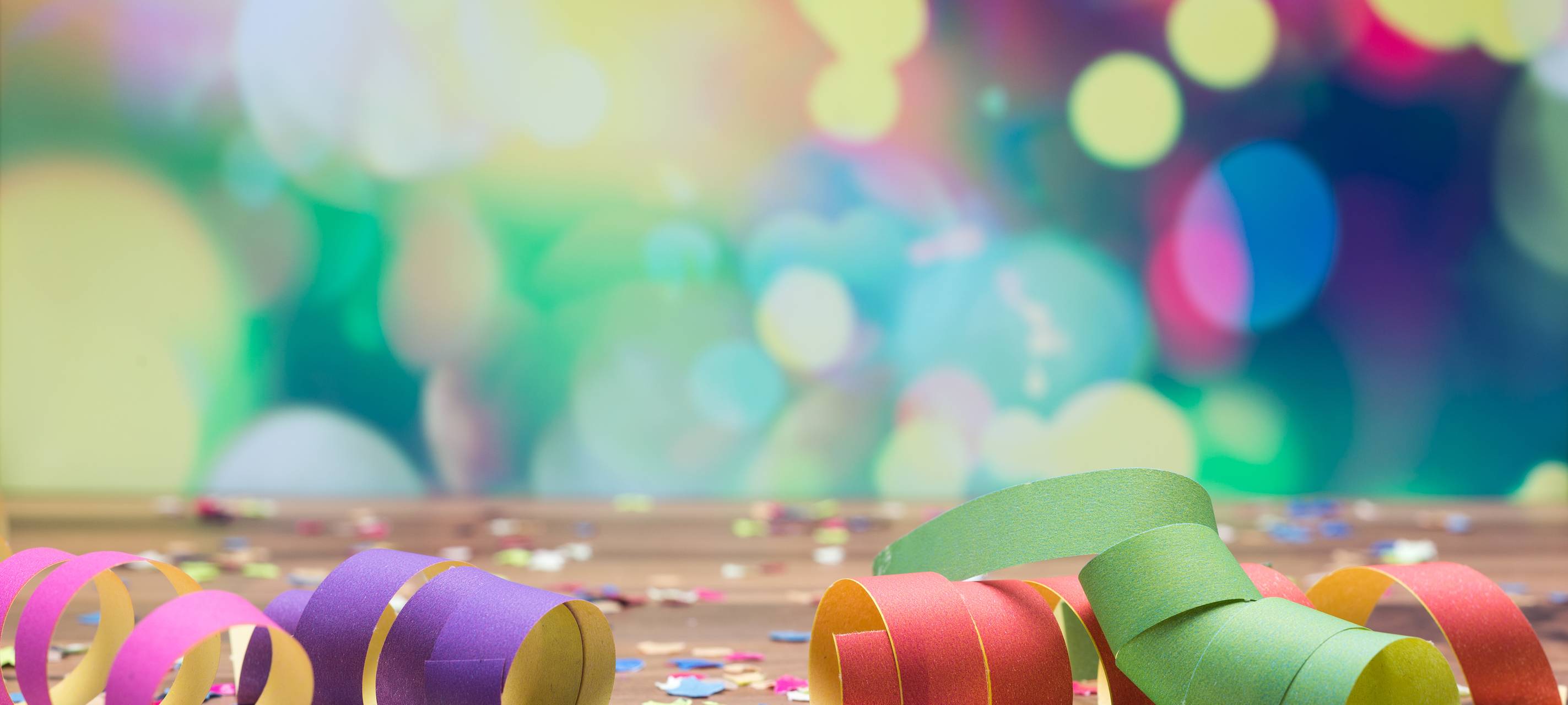 Bundest Konfetti und Luftschlangen liegen auf einem Tisch.