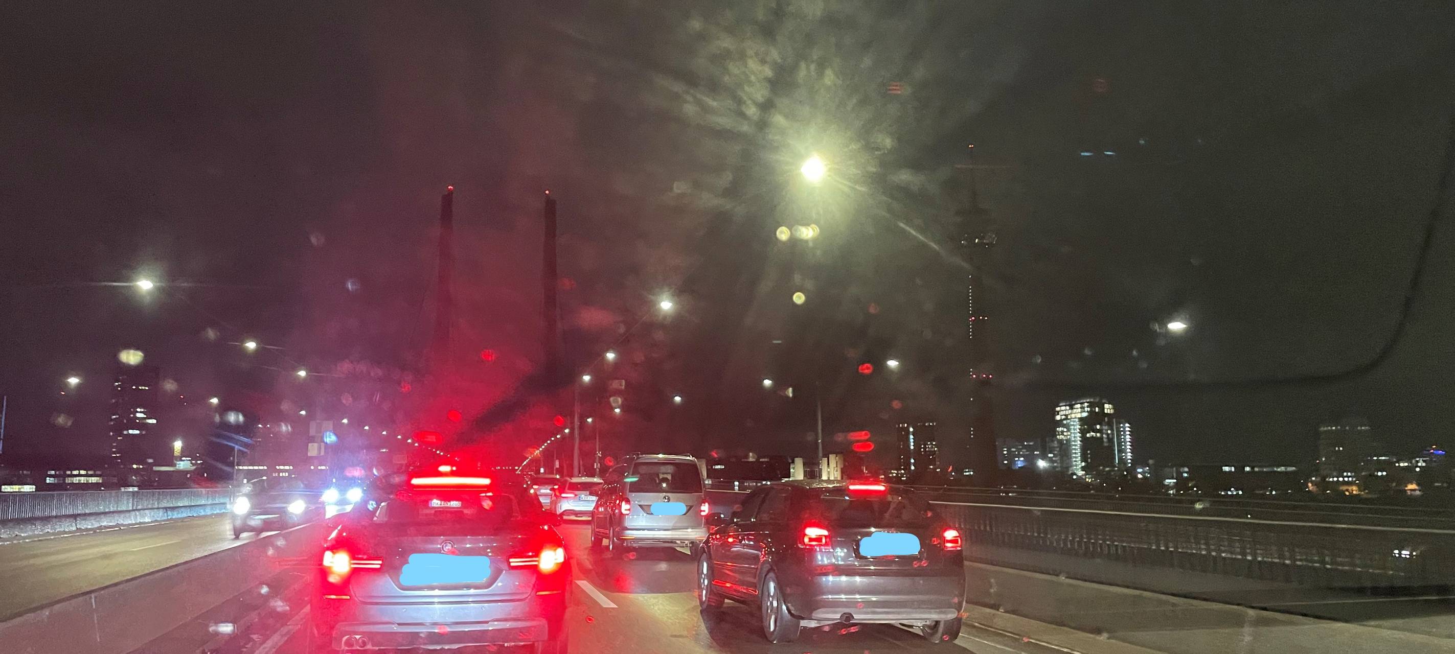Autos stehen auf der Rheinkniebrücke im Stau