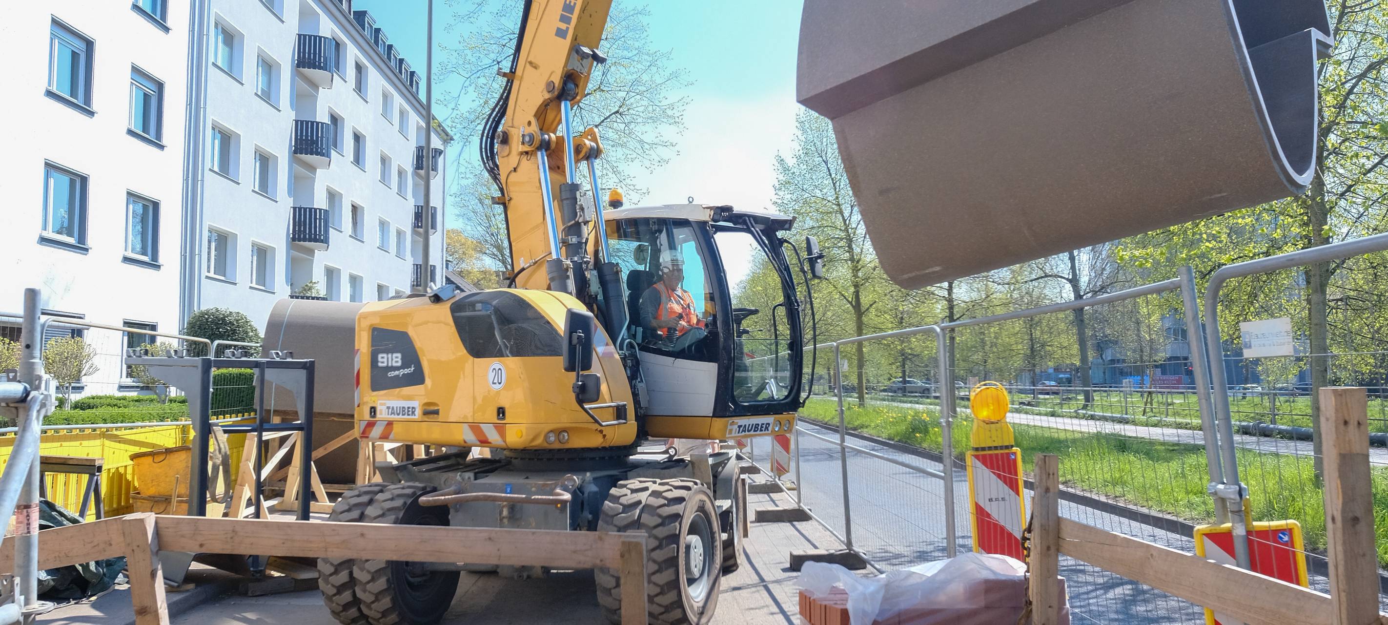 Ein gelber Bagger bei der Sanierung eines Kanals in der Otto-Petersen-Straße/Heinrichstraße
