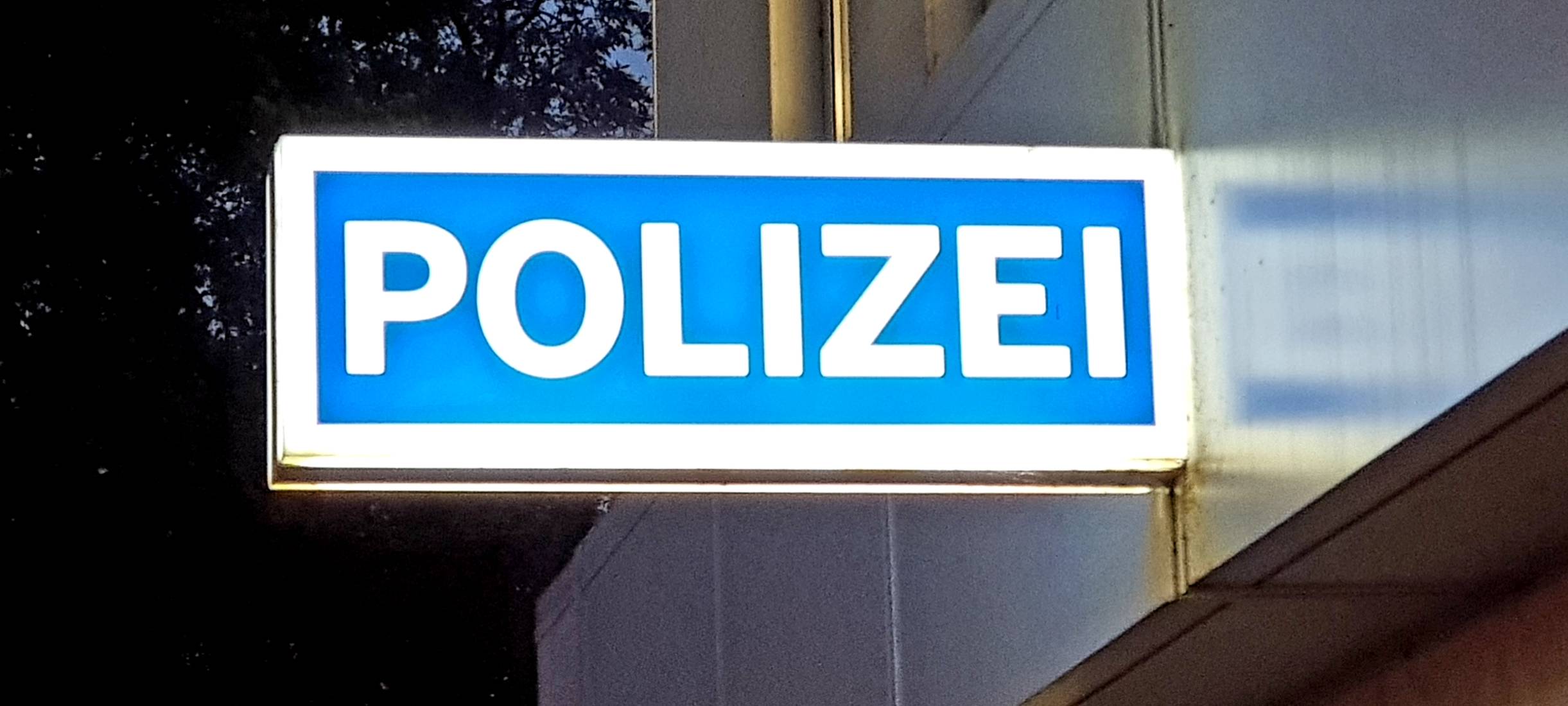 Die Altstadtwache der Polizei mit einem Schild mit der Aufschrift "Polizei".