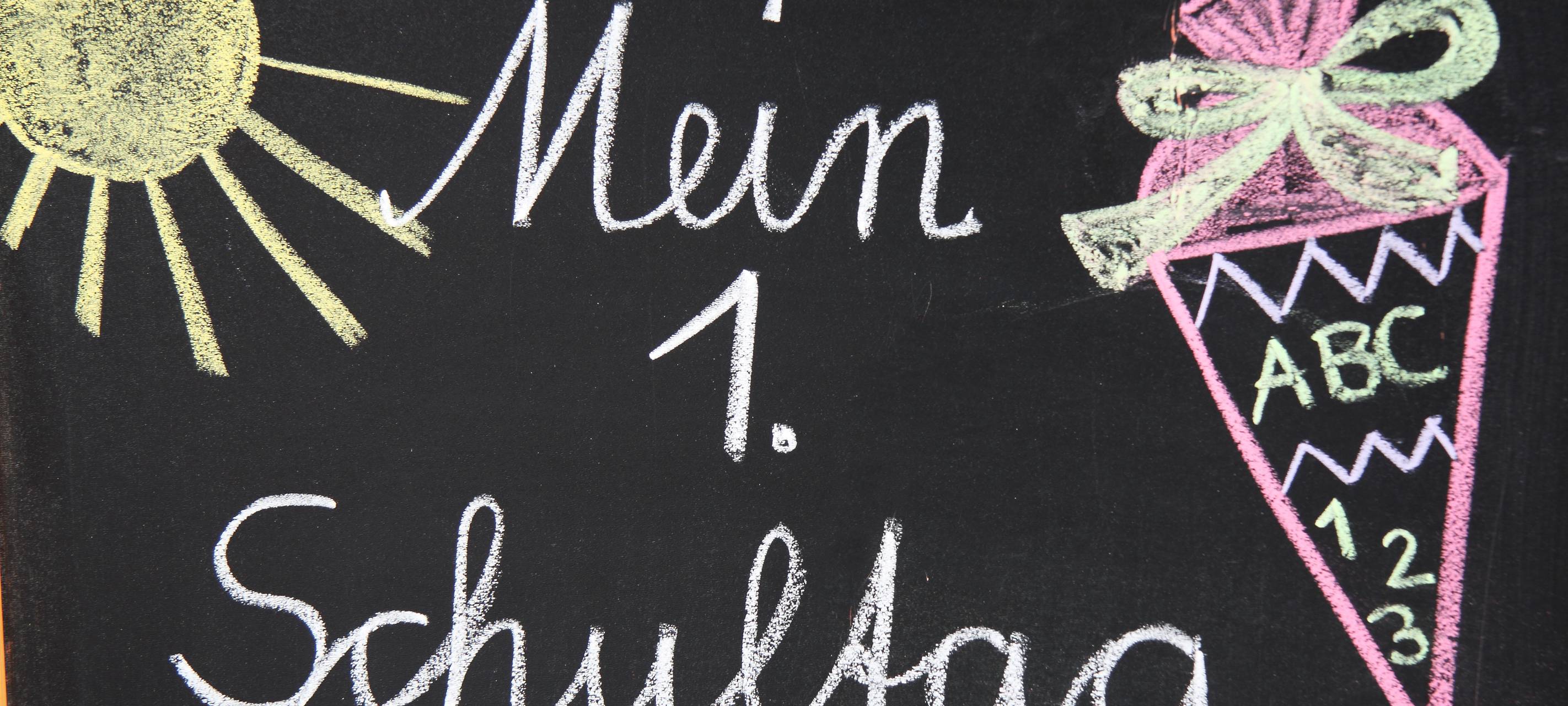 Eine Tafel zum 1. Schultag. "Mein 1. Schultag" wurde mit Kreide auf eine Tafel geschrieben.