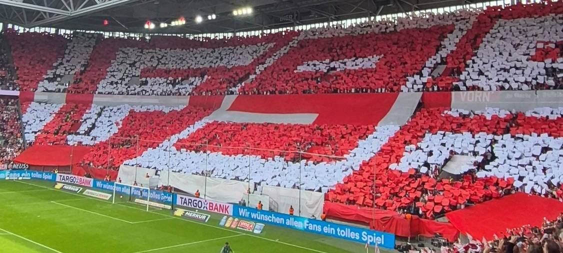 Die Choreo der Fortuna-Fans vor dem Heimspiel gegen die SV Elversberg am 10. Mai 2026.
