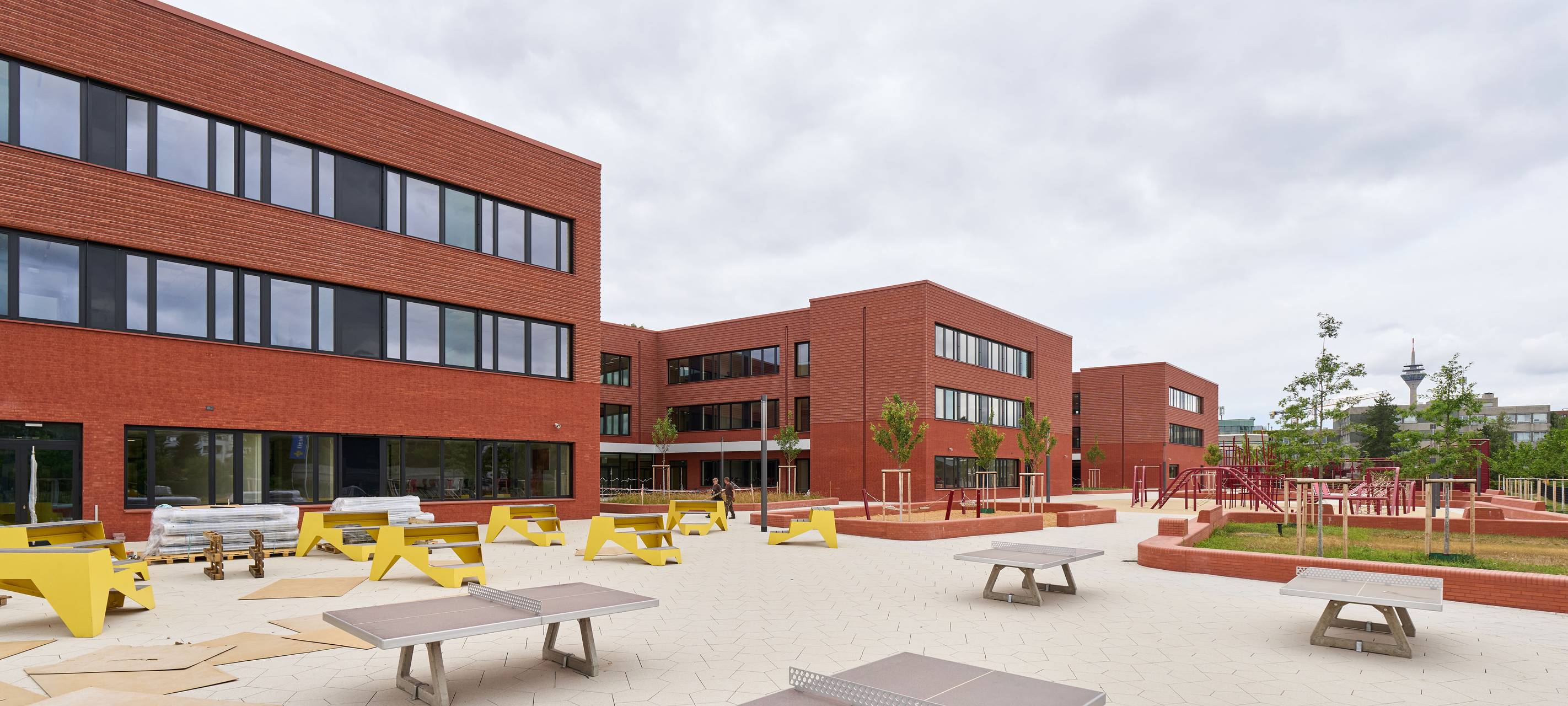Außenbereich mit Tischtennisplatten am neuen Luisengymnasium.