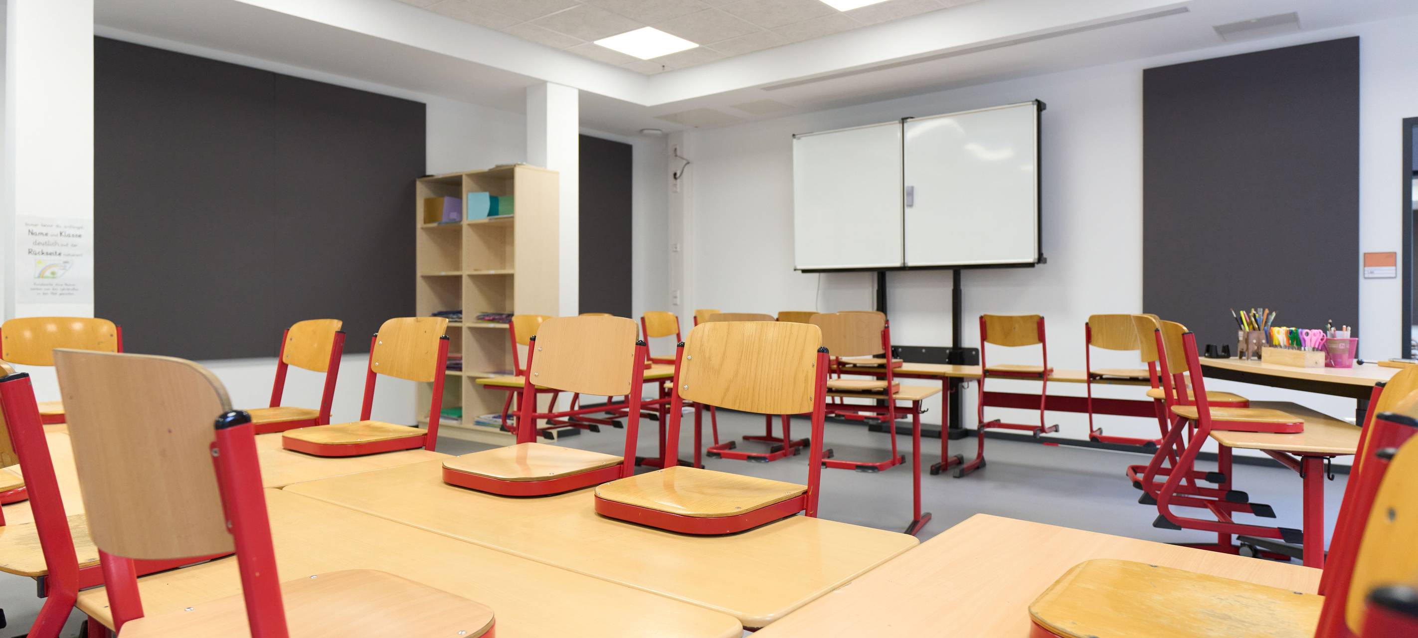 Bei der jährlichen Schulbautour gab es EInblicke in aktuelle Bauvorhaben wie hier am Neubau der Gemeinschaftsgrundschule Vennhauser Allee.