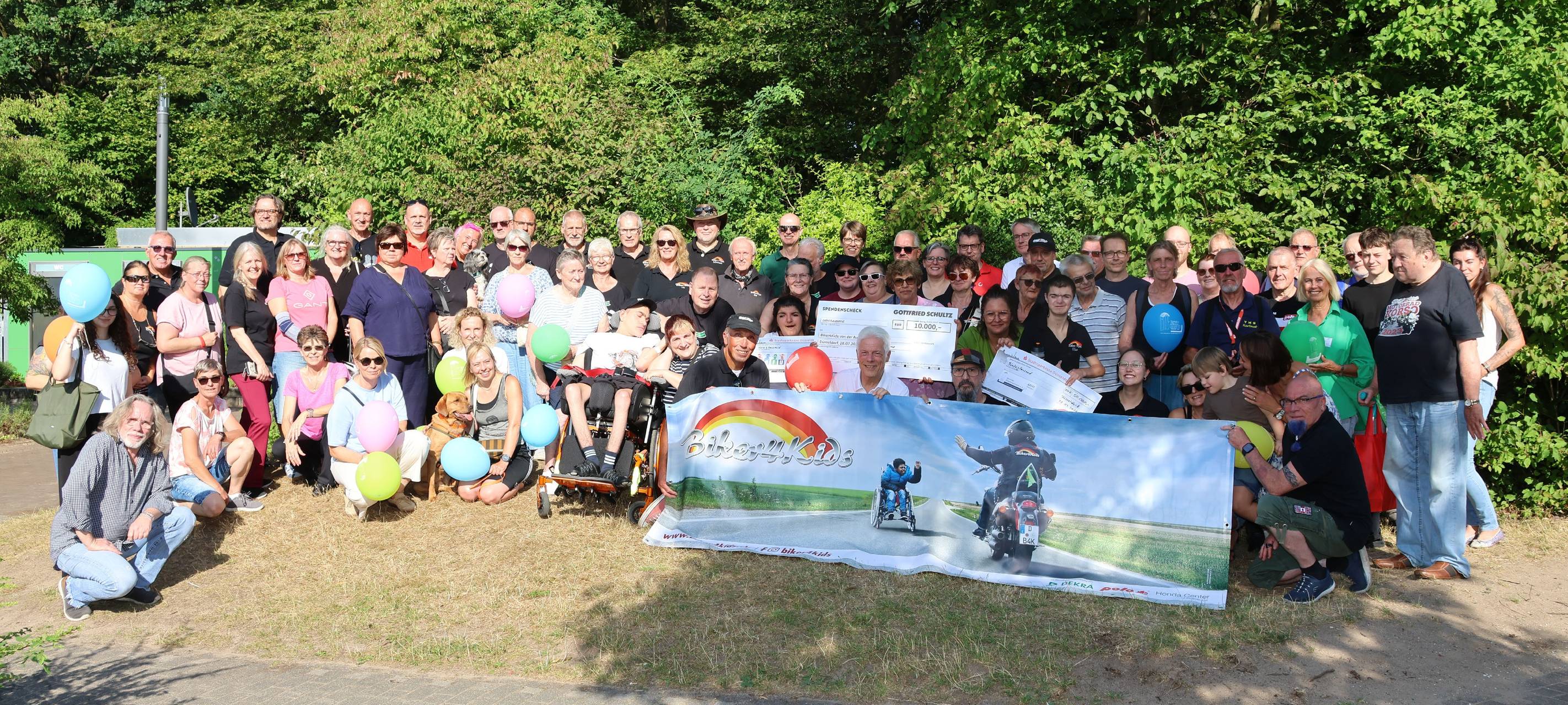 Eine Gruppe von Bikern, sowie Kinder und Jugendliche aus Hospizeinrichtungen bei der Spendenübergabe nach dem Motorradkorso 2026