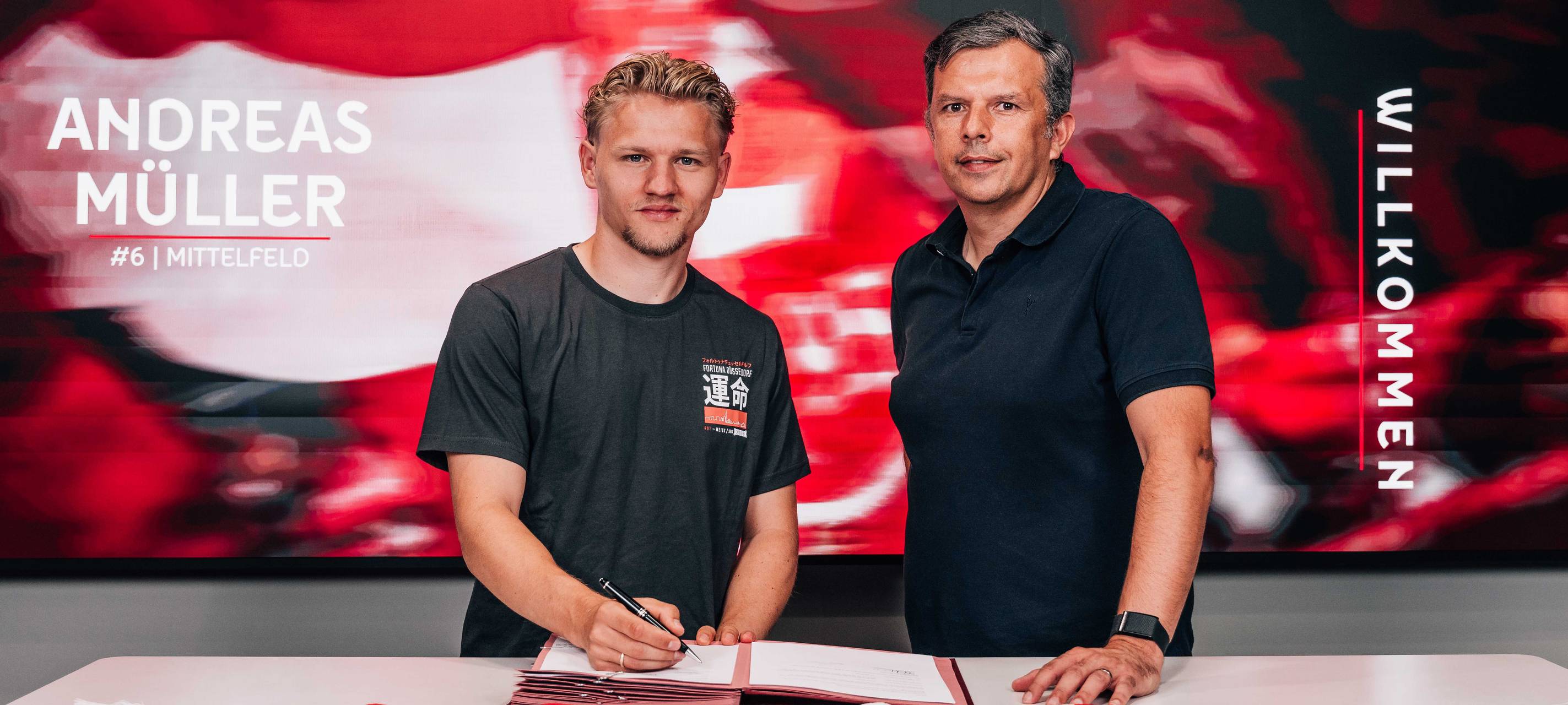 Fortunas Sportvorstand Samir Arabi steht neben Neuzugang Andreas Müller.