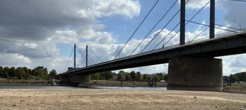 Leeres Rhein-Flussbett