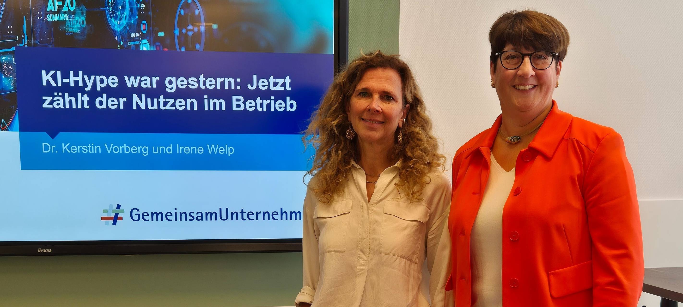 Kerstin Vorberg, Geschäftsführerin des IHK-Forums und Irene Welp, Absolventin des Zertifikatslehrgangs "KI-Business-Manager", bewerben die KI-Lehrgänge des IHK-Forums
