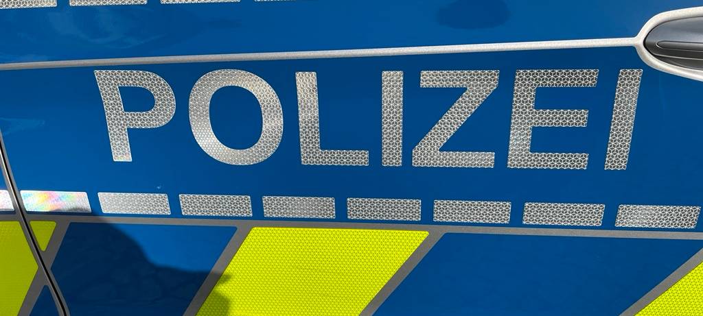 Die Tür eines Polizeiwagens mit dem Schriftzug "Polizei".