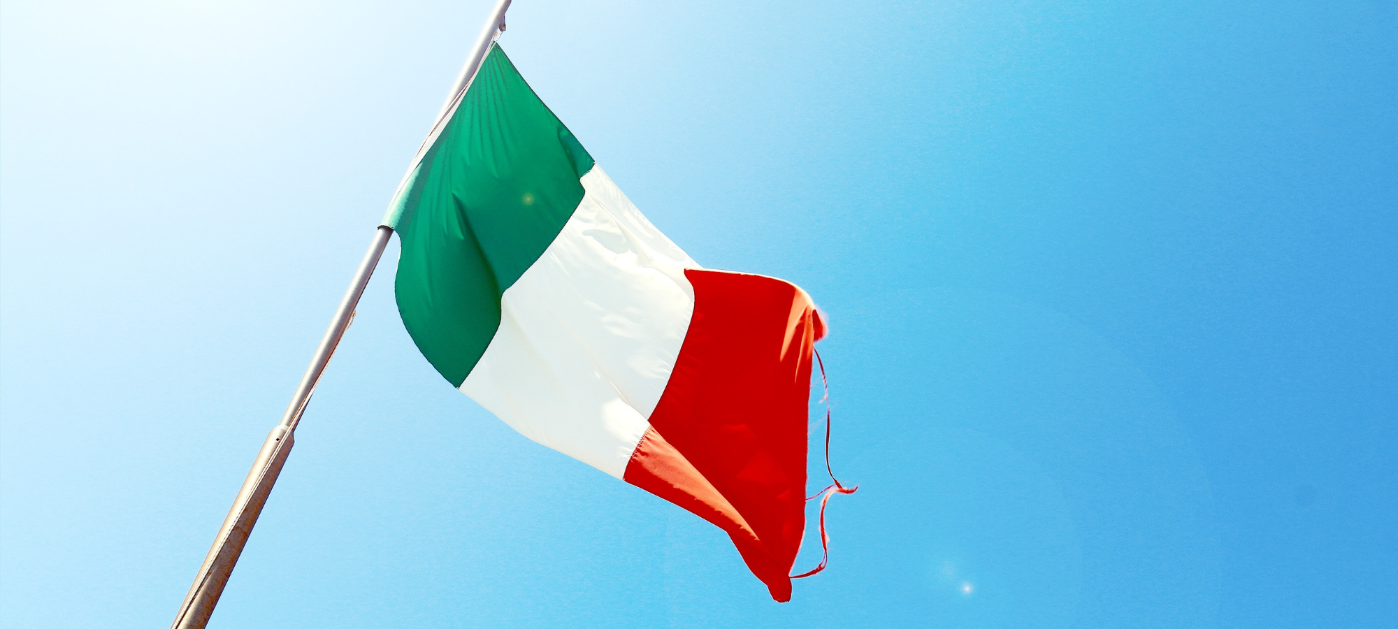 Eine italienische Flagge weht im Wind.