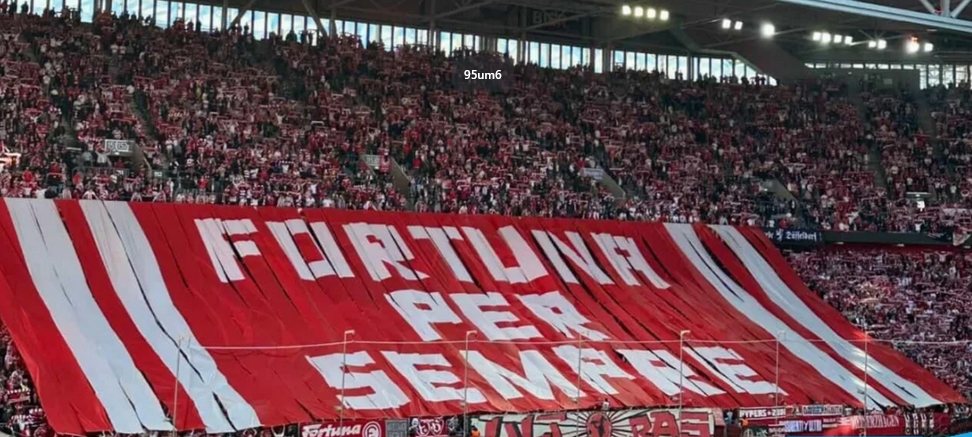 Fortuna-Fans zeigen in der Arena in Stockum ein Banner mit der Aufschrift: Fortuna per sempre.
