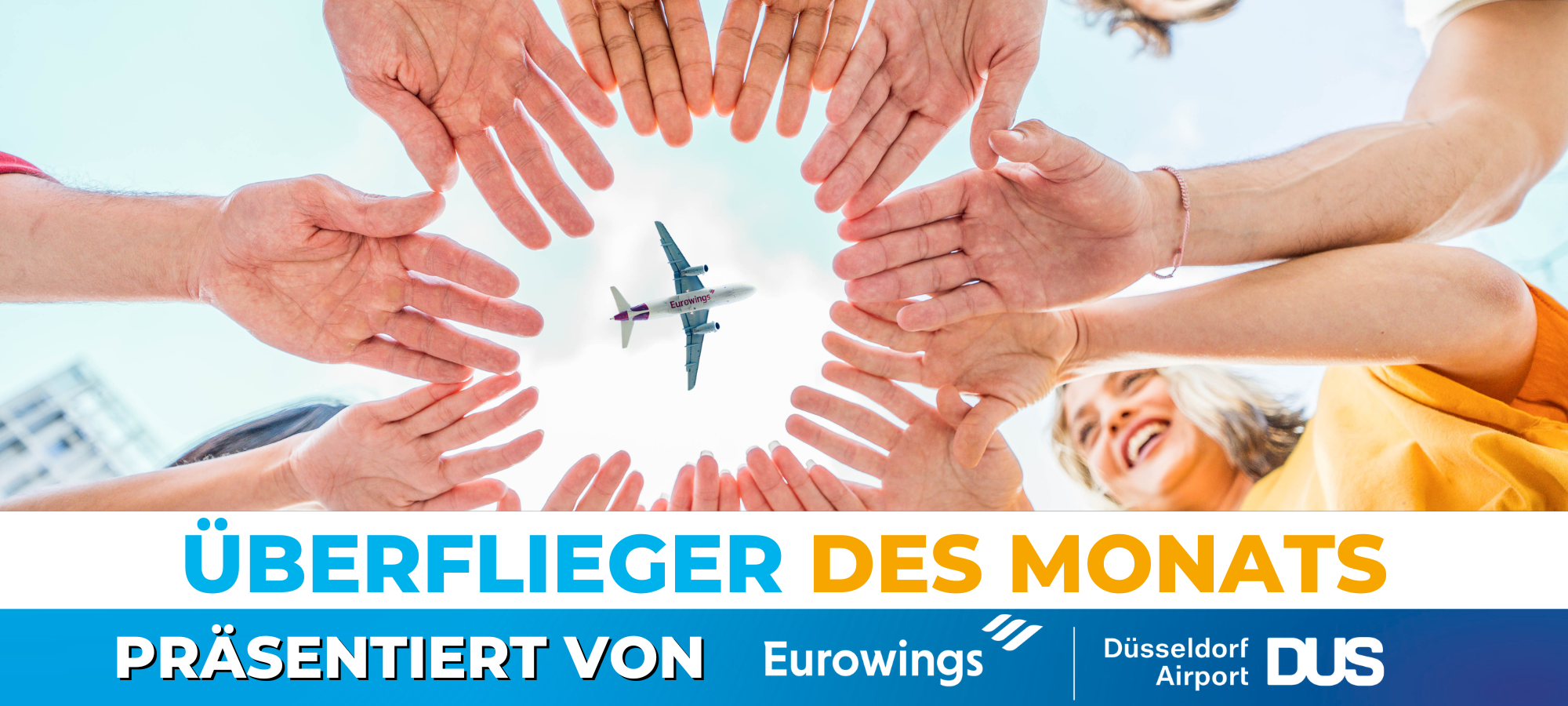 Viele Hände bilden einen Kreis, man schaut von unten durch den Handkreis in den Himmel. Dort fliegt ein Flugzeug von Eurowings